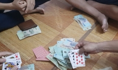 Bắt quả tang Phó Bí thư Đảng ủy xã đang say sưa 