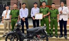Khen thưởng nam sinh lớp 11 dũng cảm truy đuổi 10km bắt kẻ trộm xe máy