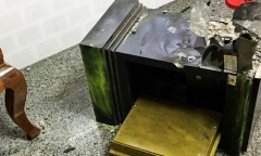 Người đàn ông lấy tiền cho nhân viên nữ rồi tạo hiện trường giả bị trộm
