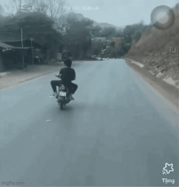 Công an triệu tập hai thanh niên đầu trần đánh võng