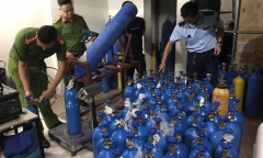 Theo chân “shipper”, phát hiện bí mật đằng sau cánh cửa cuốn ở bãi đất trống