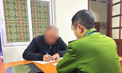 Xử phạt người đàn ông tự ý chiếm dụng lòng đường trông xe dịp Tết
