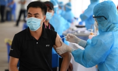 Nguyên cục trưởng Y tế dự phòng: Tiêm đủ 2 mũi mà không cho đi làm thì… phí vaccine