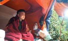 Hà Nội: Người dân trùm chăn, đốt lửa sưởi ấm thâu đêm trông đào quất lộ thiên