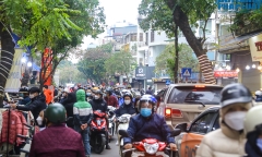 Hà Nội: Dòng người chen chúc, ùn ùn đi “săn” hàng giảm giá ngày 28 Tết 