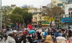 Hà Nội: “Biển người” đổ về hồ Hoàn Kiếm chiều mùng 1 Tết Nhâm Dần