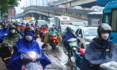 Người dân đổ xô về quê nghỉ lễ, nhiều tuyến đường Hà Nội ùn tắc từ 2h chiều
