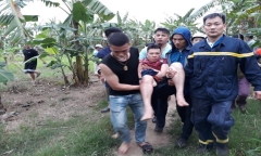 Giải cứu người đàn ông hoảng loạn bơi giữa sông Hồng