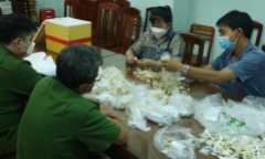 Trao trả gần 5,8kg vàng tang vật cho vợ chồng chủ tiệm vàng 