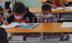 Xúc động câu chuyện nữ sinh lớp 6 cõng em nhỏ đến trường, cùng ngồi trong lớp học bài