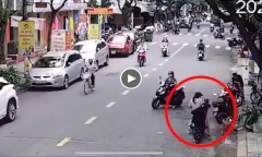 Video: Mẹ không tắt máy khi dừng đỗ, con vặn tay ga khiến xe lao thẳng ra đường