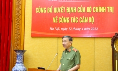 Công bố quyết định của Bộ Chính trị về công tác cán bộ
