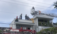 Bạc Liêu: Chuyển tôn lợp mái nhà, 2 người bị điện giật nằm bất động