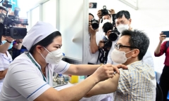 Phó Thủ tướng Vũ Đức Đam tiêm mũi 4 vắc xin ngừa COVID-19
