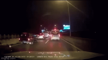 Vụ 9 ô tô tông nhau liên hoàn trên cao tốc: Camera hành trình ghi lại gì?