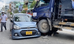 TP.HCM: Xe ben tông nát đầu ôtô, hai phương tiện dính chặt vào nhau 