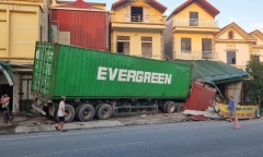 Tin tức tai nạn giao thông mới ngày 5/10: Container đâm xuyên qua 3 nhà dân ven quốc lộ