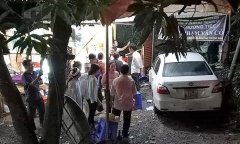 Hiện trường vụ ô tô mất lái, lao vào đám tang khiến nhiều người bị thương