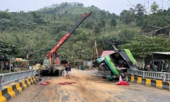 Danh tính các nạn nhân trong vụ xe khách lật ngang đè lên xe máy ở Yên Bái