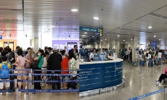 Hết sạch vé bay thẳng đến TP.HCM sau Tết, chỉ còn vé nối chuyến giá “trên trời”