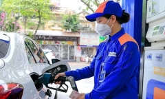 Giá xăng tăng mạnh vượt 24.000 đồng/lít