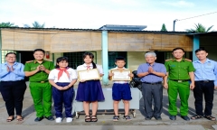 Khen thưởng 2 em học sinh lớp 5 dũng cảm trong công tác phòng chống tội phạm 