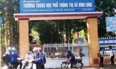 Vụ nam sinh lớp 12 bị đánh hội đồng trước cổng trường: Hiệu trưởng nói gì?