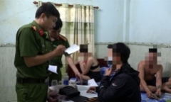 Biến nhà nghỉ thành ổ chứa mại dâm, 4 người bị khởi tố: Hé lộ số khách 