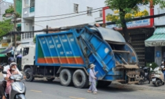 Tin tức tai nạn giao thông mới ngày 17/10: Xe chở rác mất thắng gây tai nạn liên hoàn ở TP.HCM