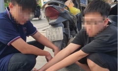 Bắt giữ 2 thanh niên giấu dao phóng lợn trong cốp xe máy