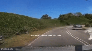 Ô tô vượt ẩu, lộn vòng trên không như phim hành động
