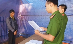 Khởi tố người đàn ông dùng súng bắn người vì nhớ thù xưa