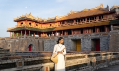 Trương Thị May diện áo dài trắng, khoe vẻ đẹp đằm thắm ở Kinh thành Huế
