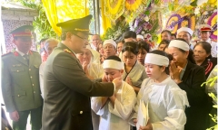 Nghẹn ngào khoảnh khắc tiễn biệt phó trưởng công an phường hy sinh khi đang làm nhiệm vụ ở Huế
