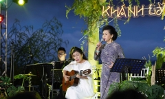 Thanh Thủy đệm đàn cho Khánh Ly hát nhạc Trịnh
