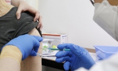Sau Moderna, Nhật Bản tiếp tục phát hiện chất lạ trong 5 lọ vaccine Pfizer