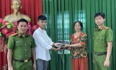 Nhặt được túi đầy tiền mặt, nam thanh niên trả lại cho người đánh mất