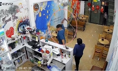 Clip: Giận vợ, người đàn ông cầm hung khí đập quán trà sữa ở Ninh Bình