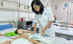 Báo động đỏ cứu bé gái 3 tuổi bị xe công nông cán qua người