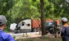 Hiện trường vụ người đàn ông đâm đôi nam nữ, cố thủ trong cabin xe container, tự thiêu và tử vong ở TP.HCM