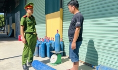 Thu giữ xe tải chở 37 bình khí cười từ Bắc vào Nam tiêu thụ
