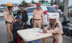 Clip: Nam thanh niên dừng đèn đỏ vứt xe bỏ chạy khi thấy CSGT, kiểm tra người phát hiện 