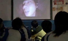 Clip: Vòi rồng khổng lồ bất ngờ xuất hiện ngoài khơi điểm du lịch nổi tiếng