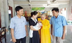 Thương bé trai sơ sinh bị bỏ rơi trước cổng tịnh xá trong đêm, dây rốn còn ướt