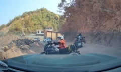 Thót tim cảnh nữ biker mất kiểm soát tay ga, phi thẳng xe xuống vách núi