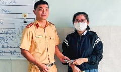 Đại úy cảnh sát giao thông ở Khánh Hòa trả lại 50 triệu đồng cho người đánh rơi