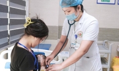 Bé 8 tháng bị phồng rộp da do đắp tỏi chữa rết cắn