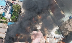 Clip: Cháy dữ dội xưởng gỗ ở Đồng Nai, công nhân hò nhau chạy thoát thân