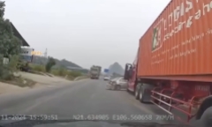 Clip: Thót tim cảnh ô tô tập lái nhấn ga chạy cắt mặt container bị húc biến dạng