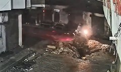 Đang di chuyển trên đường, người giao hàng cùng xe máy rơi thẳng xuống hố